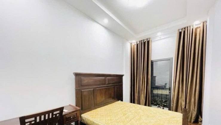 Cho thuê nhà trong ngõ Đê Tô Hoàng. Diện tích 60m2 -3tầng - 5 ngủ - 2vs, giá 15triệu
